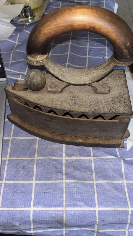 מגהץ פחמים עתיק.