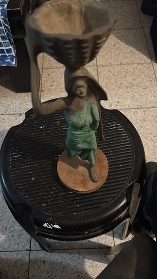 פסל מנחושת צהובה מאפרה.